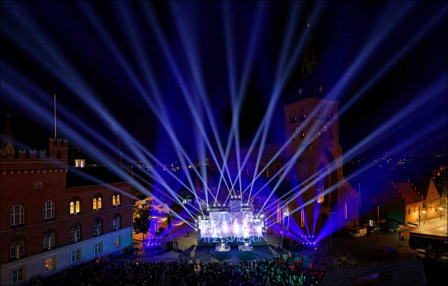 Der neue Proteus Hybrid von ELATION hat seine Europa-Premiere bei den H. C. Andersen Festivals auf dem Marktplatz der dänischen Stadt Odense gefeiert. (Fotos: Manfred H. Vogel)