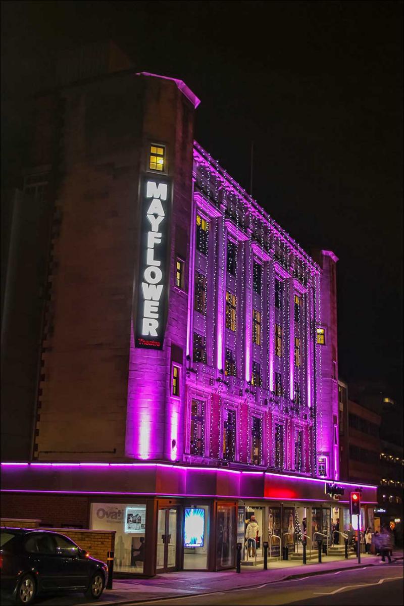 Auch abends nicht zu übersehen: das Southhampton Mayflower Theatre im neuen Licht (Fotos: Southhampton Mayflower Theatre)