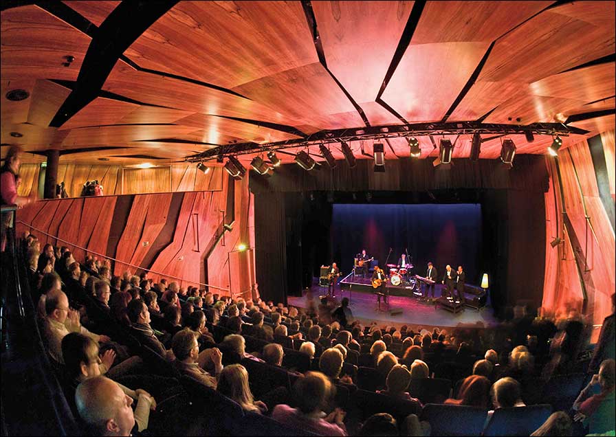 Konzert auf der Bühne de OVAL im EUROPARK (Foto: Andras Hauch).
