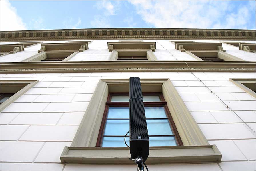 CoRAY4 Säulenlautsprecher-Systeme von CODA Audio vor dem Wiesbadener Landtag (Foto: Valerie Noack)