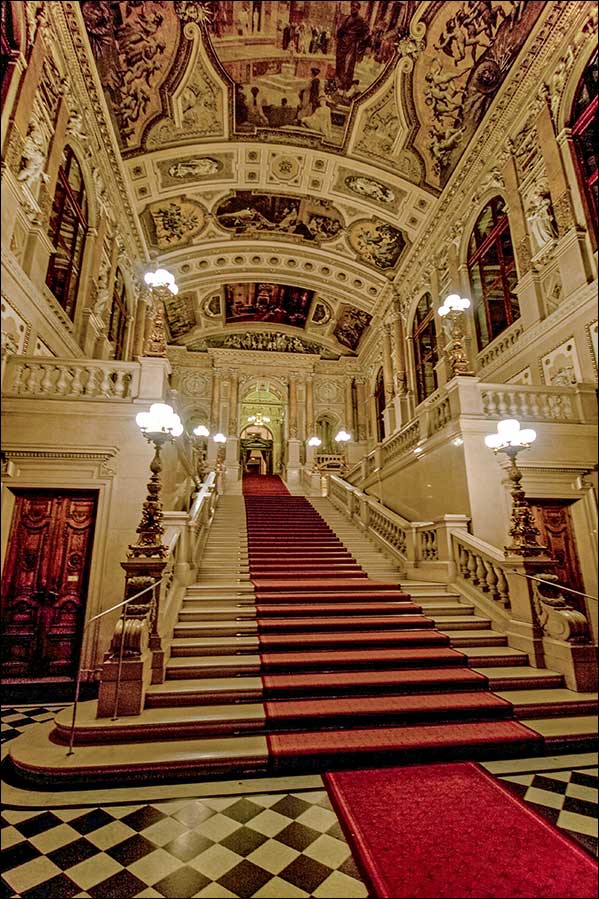 In der Wiener Burg ist selbst das Treppenhaus ein Ereignis (Foto: Tom Becker / DieReferenz)