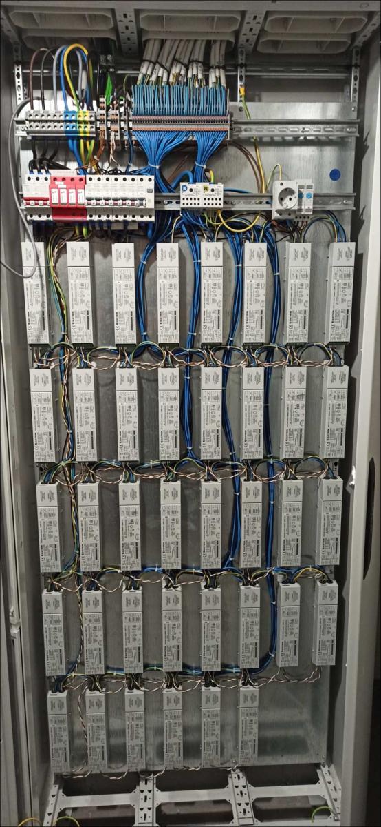 Der Schaltschrank mit 78 Electron DMR.731-Phasenabschnittdimmern (Foto: Feiner Lichttechnik GmbH)