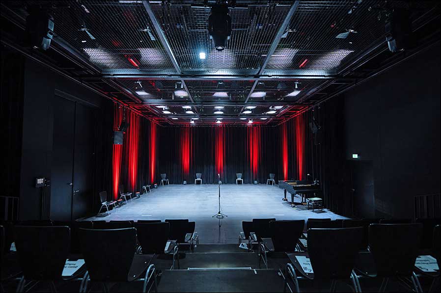 Ein neues „Theater“ an der HfMT in Hamburg mit viel Licht von Spotlight (Foto: Tino Wichmann / HFMT Hamburg)