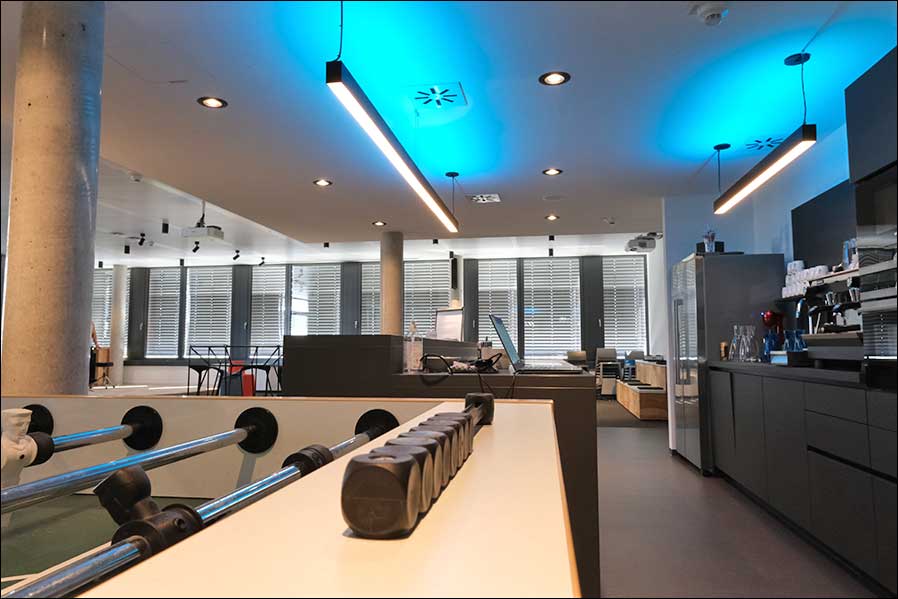 Zentraler DriveHub ermöglicht eine wandelbare, veranstaltungstaugliche Architekturlicht-Installation in den Räumen der Braincourt GmbH (Fotos: VisionTwo GmbH).