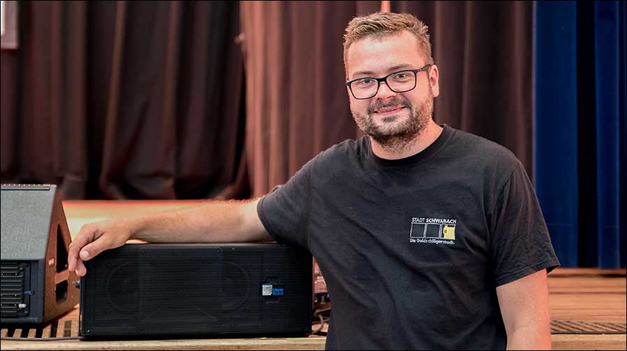 Er ist mit dem neuen Sound-System von Meyer Sound sehr zufrieden: Christoph Gerlich, Fachaufsicht für Veranstaltungen im Markgrafensaal Schwabach (Foto: Sebastian Göschl)