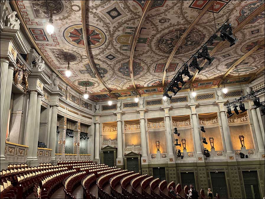 Das Prinzregententheater: Großartige Deckenmalerei und 14 hufeisenförmig angebrachten Lüster (Foto: snapshot Redaktionsbüro/ETC)