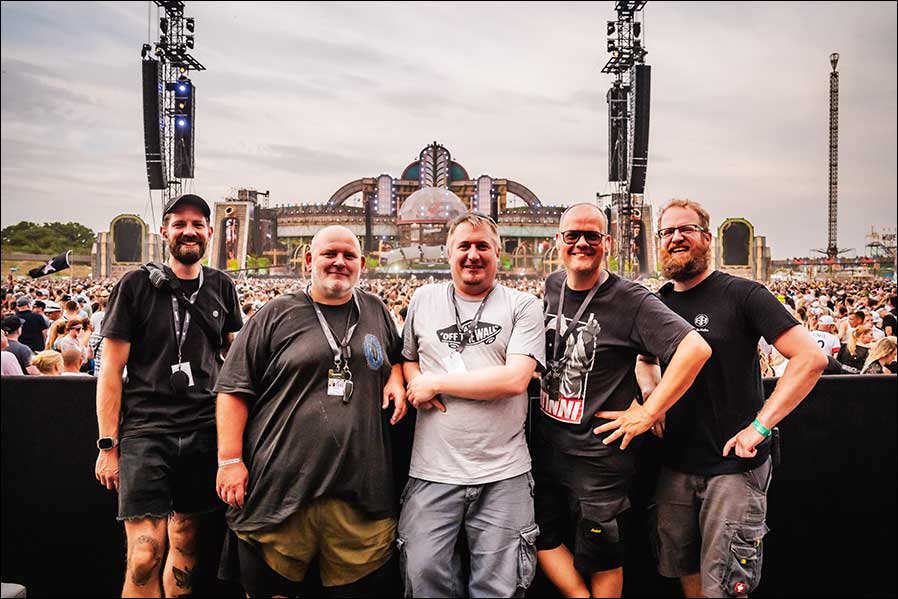 Live in PAROOKAVILLE (von links): Daniel Reitemeyer, FOH / System Engineer, mit Matthias Pelz, System Engineer, Sebastian Mill, FOH-Ingenieur, Merlijn van Veen, Senior Technical Support & Education Specialist bei Meyer Sound, und Felix Hahn, PA-Techniker