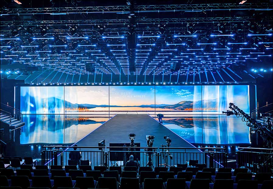 BMW iX3 im Licht von Robe (Fotos: Tobias Heydthausen / Sunrise Studios)