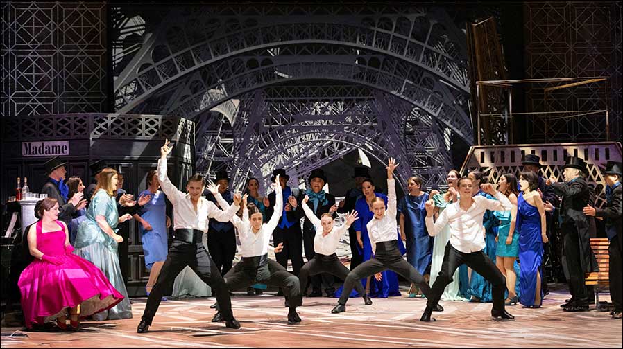 „Die lustige Witwe“ – ausgeleuchtet unter anderem mit ColorSource PAR Deep Blue-, SolaFrame 1000- und Lonestar-Scheinwerfern (Fotos: Silke Winkler)