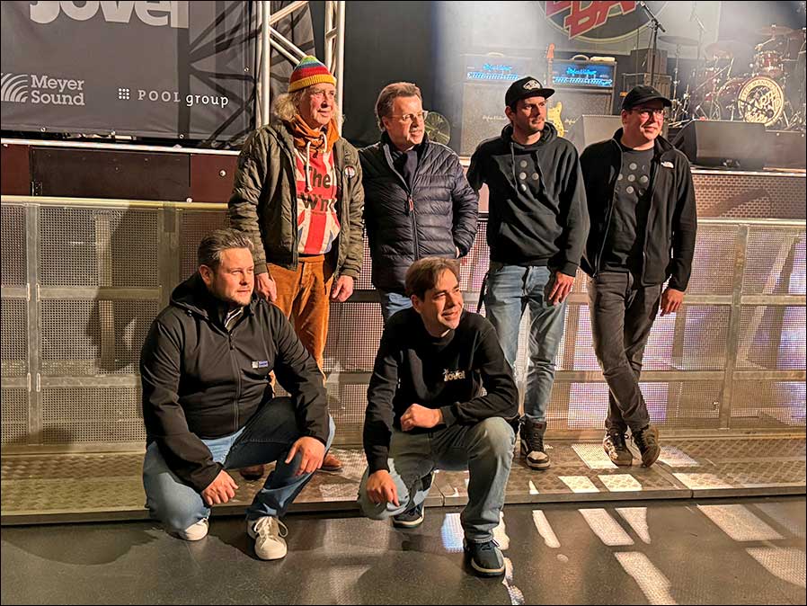 Gruppenbild in der Jovel Music Hall (von links): Kevin Berlauwt, Sales Manager bei Meyer Sound, mit Steffi Stephan, Geschäftsführer der Jovel Music Hall, Carl Cordier, geschäftsführendem Gesellschafter der POOLgroup GmbH, Marvin Lindenberg, Geschäftsführer der Jovel Music Hall, Jan Flerlage und Marvin Wolf, Projektleitung bei der POOLgroup GmbH (Foto: POOLgroup)