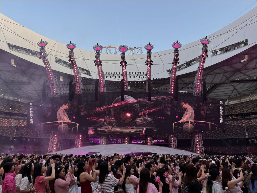 Mit d&b Soundscape im Stadion: Silence Wang (Foto: d&b audiotechnik)