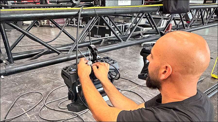 Bei Gahrens + Battermann: Montage der Cameo ZENIT W600 G2 (Foto: Adam Hall Group)