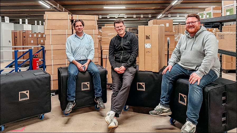 Gruppenbild mit PA (von links): Jan Grohmann-Falke von Groh Distribution, Marten Tönshoff von Hofton Veranstaltungstechnik und Jan-Philipp Ziefle von Groh Distribution) (Foto: Groh Distribution)