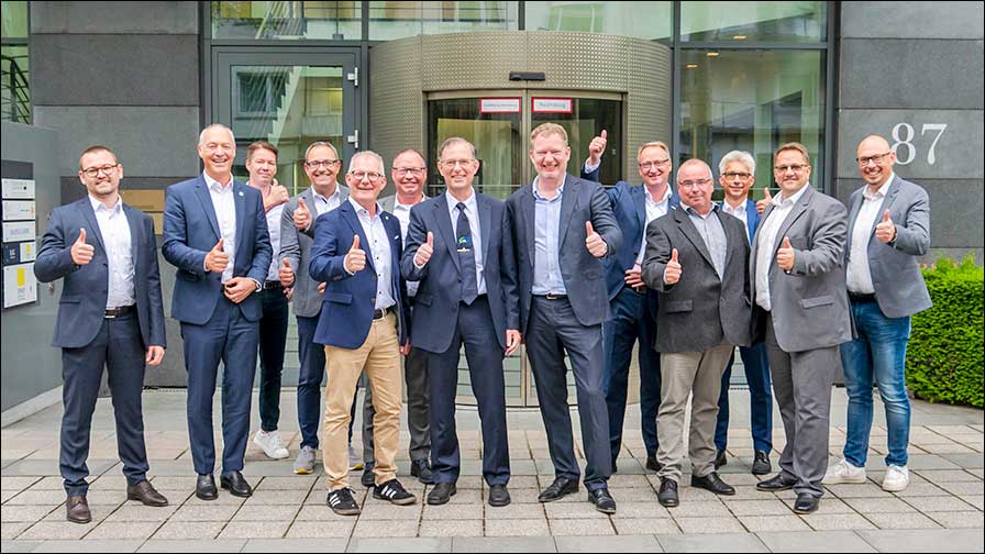 Vereinsgründung von KNX-Deutschland (von links): Bastian Elsner (Elsner), Thomas Sell (Theben), Stefan Mainka (BAB Technologie), Ralf Glink (Alexander Bürkle), Markus Fromm-Wittenberg (Gira), Thorsten Lammers (Adalbert Zajadacz), Hans Joachim Langels, (Siemens AG), Michael Möller (Voltus), Martin Herms (Albrecht Jung), Dirk Beyer (KNX Professionals), Andreas Fenn (Wieland), Oliver Hoffmann (Sonepar Deutschland), Marcel Gramann (MDT) (Foto: KNX Deutschland e.V.)