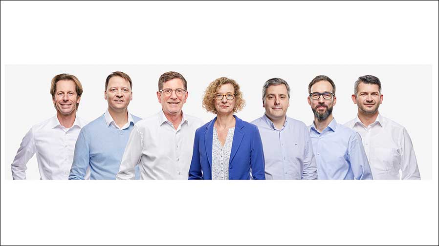 Das Lawo Management Team (von links): Andreas Hilmer (CMO), Jamie Dunn (CCO), Claus Gärtner (CFO und Vorstand), Claudia Nowak (CFO und Vorstand), Phil Myers (CTO), Ulrich Schnabl (COO) und Christian Lukic (CSCO) (Foto: Lawo AG)