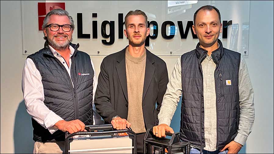 Sie freuen sich auf die Zusammenarbeit (von links): Herbert Marx, Geschäftsführer der Lightpower GmbH, Philipp Wezorke, Gesellschafter und Geschäftsführer der Lightpower Group sowie Andreas Sedlmayr, Co-CEO und Gründer der Instagrid GmbH (Foto: Lightpower).