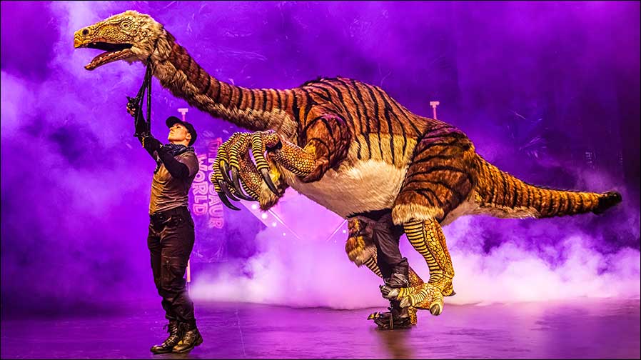 Und der Nebel kommt von Look Solutions: Dinosaur World Live auf Tour (Foto: Pamela Raith)