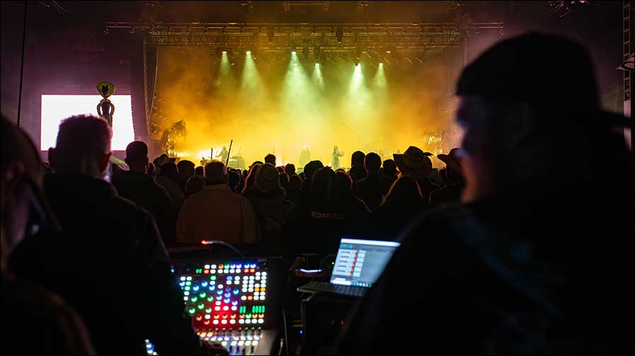 Meyer Sound und Heilung beeindrucken auf dem Roskilde Festival 2024 mit immersiver Show (Foto: Nalle Magnusson)