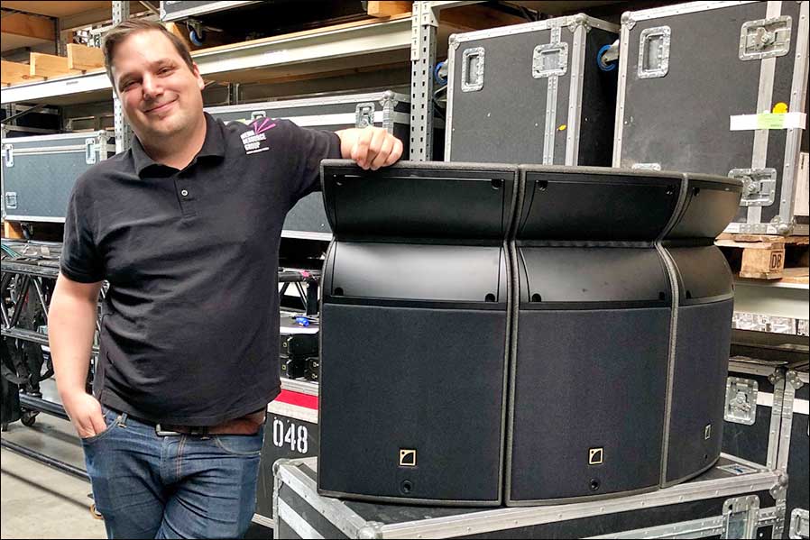 Thomas Heinrich von MRG mit Line-Array von L-Acoustics