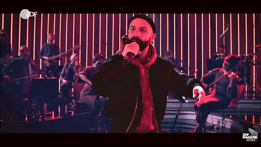 Von einem realen Auftritt kaum zu unterscheiden: Woodkid @ ZDF Magazin Royale (Foto: ZDF)