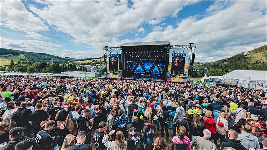 Viel Spaß mit gutem Sound für alle: "Die 90er" in Willingen mit colito productions und der PA von TT+ Audio (Fotos: RCF).