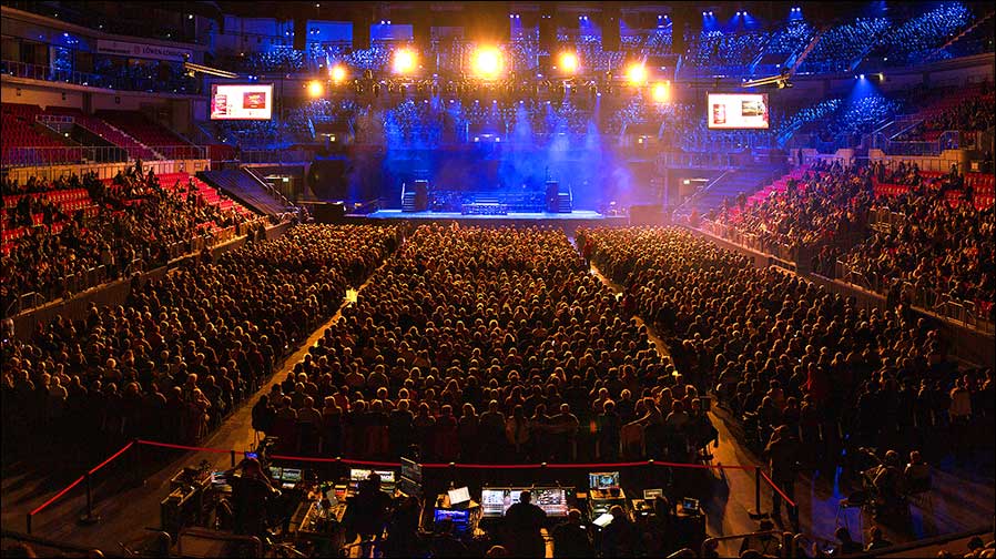 Das Chormusical Bethlehem im Düsseldorfer PSD Bank Dome mit viel Licht von Robe (Foto: Babbel & Häger)