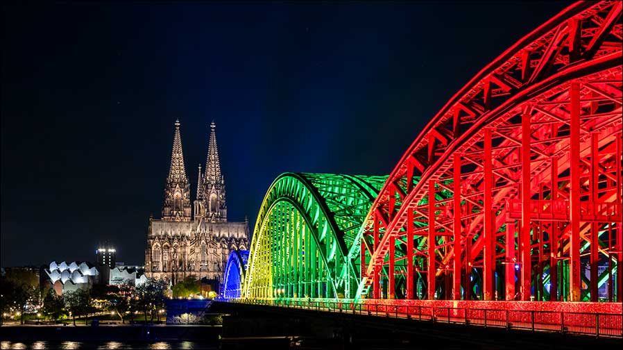 Mehr als 100 ROXX NEO illuminierten die Kölner Hohenzollernbrücke für die Olympiabewerbung KölnRheinRuhr (Fotos: BTL & Oliver Wachenfeld Fotodesign)