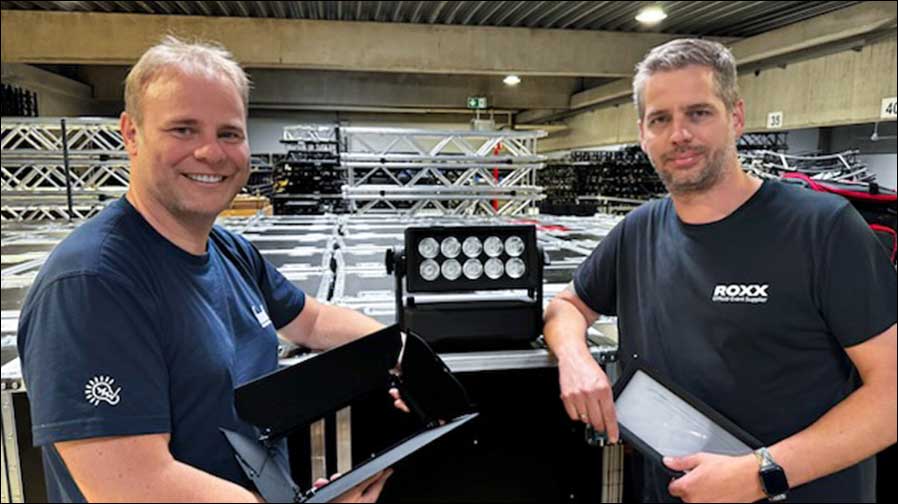 Gruppenbild mit NEO mini: Holger Amann (links) von Fournell Showtechnik und Sascha Werner von ROXX (Foto: Fournell Showtechnik)