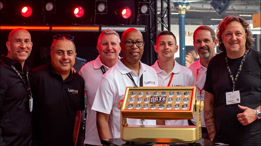 Da haben sich die Richtigen gefunden: Das Team von LED Limited mit ROXX-Geschäftsführer Michael Herweg (rechts) auf der PLASA 2024 (Foto: ROXX)