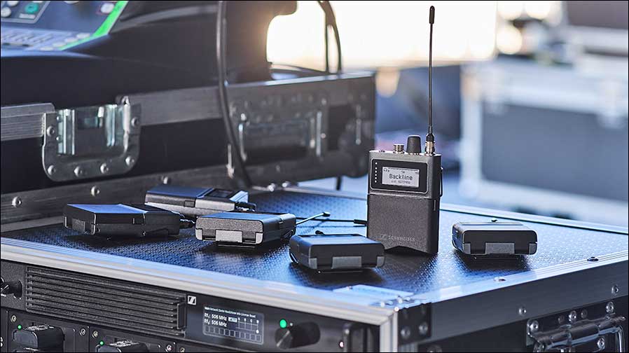 Mit Spectera können backstage große Racks mit IEM-Sendern und Mikrofonempfängern durch eine einzige smarte Base Station ersetzt werden (Foto: Sennheiser)