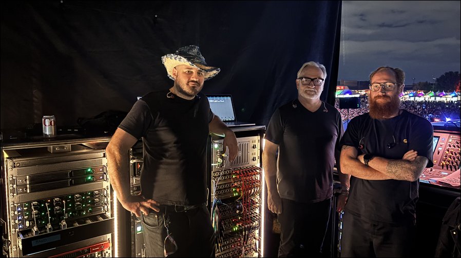 Beveridge (Mitte) mit weiteren Crew-Mitgliedern. Im linken Rack befinden sich oben die beiden Spectera Base Stations (Foto: Sennheiser)v
