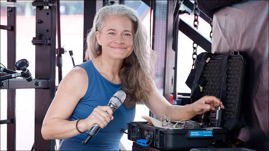 Die HF-Expertin Svenja Dunkel begleitet Helene Fischer bereits seit vielen Jahren bei ihren Live-Auftritten (Foto: Sennheiser)