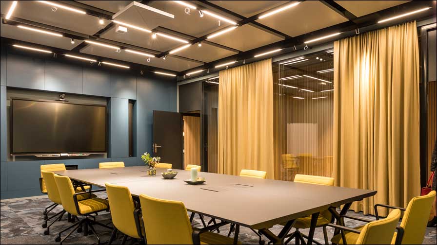 Das TeamConnect Ceiling 2 von Sennheiser fügt sich elegant in das moderne Erscheinungsbild des Konferenzraums Mercato ein