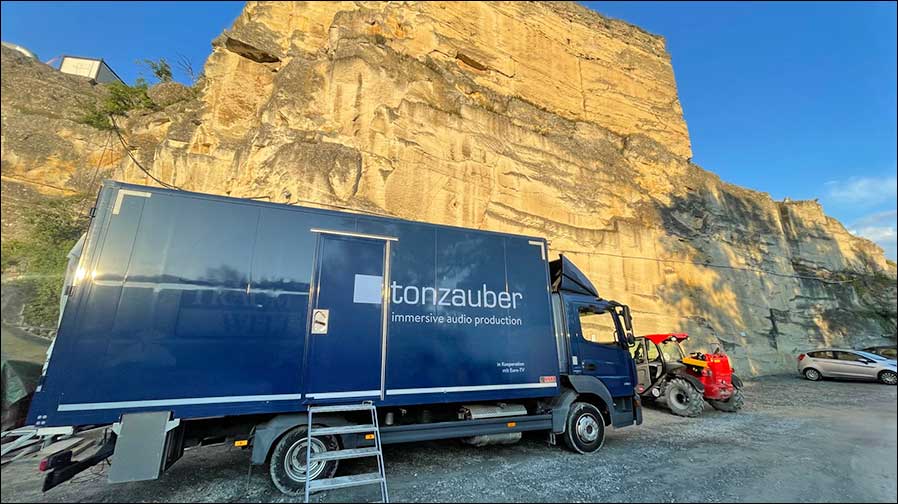 Das Mischpult kommt von Lawo: der neue Ü-Wagen von tonzauber im Steinbruch von St. Mararethen (Fotos: Georg Burdicek, tonzauber)