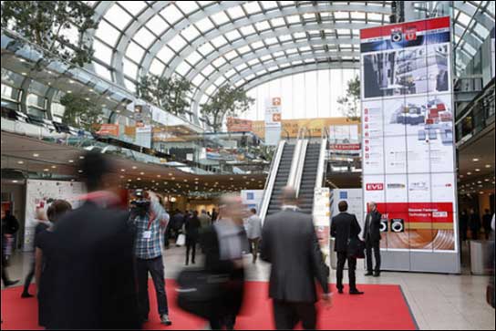 Videowall mit kompas-System von Dimedis auf der Messe Düsseldorf.