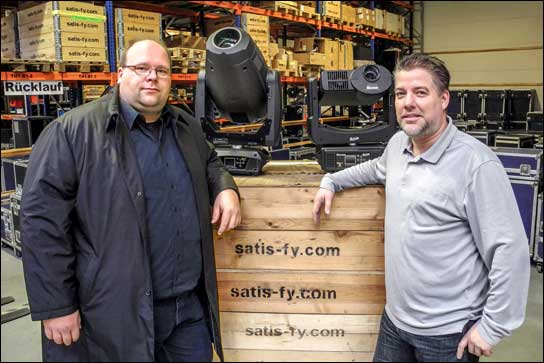 Gruppenbild mit Scheinwerfer:  Marc Librecht von Elation und Martin Heuser von satis&fy.