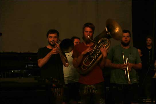 La Brass Banda: Sie beginnen ihr Konzert fast im Dunklen