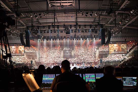 Pop-Oratorium Luther: Ein Chor mit bis zu 3.800 Stimmen, ein 40-köpfiges Symphonieorchester, eine Rockband und zwölf Musicalstars ... (Fotos: Stiftung Creative Kirche)