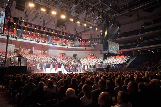 Pop-Oratorium Luther: Ein Chor mit bis zu 3.800 Stimmen, ein 40-köpfiges Symphonieorchester, eine Rockband und zwölf Musicalstars ... (Fotos: Stiftung Creative Kirche)