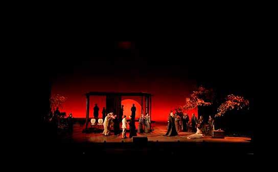 Madame Butterfly mit impression X4 Bars von GLP (Fotos: LA Opera Technical Department).