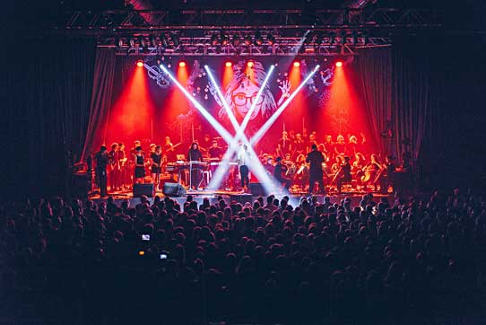 Dennis Kopacz setzt beim Konzert von Mine in Berlin auf dLive (Foto: Ernesto Uhlmann).