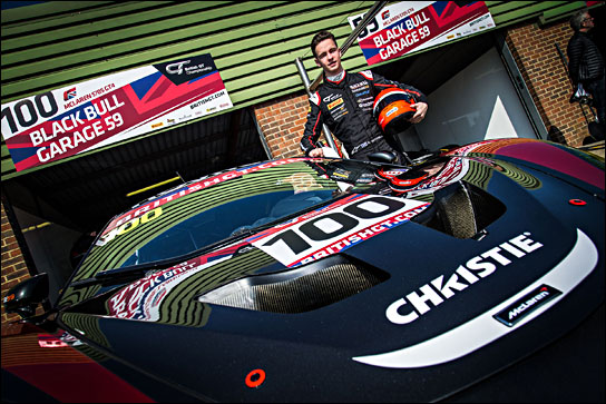 Christie Logo auf neuen Grund: Christie als Sponsor des McLaren Glasgow-Fahrers Sandy Mitchell.