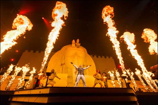 Auch auf der "Mystorial"-Tour bietet DJ BoBo eine eindrucksvolle Bühnenshow