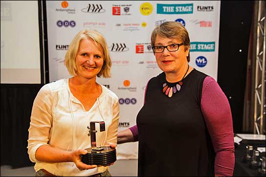 Rosi Marx, European Marketing Manager bei ETC nimmt den ABTT-Award entgegen von Louise Jeffreys, Chairman der ABTT und Director of Arts am Barbican Center.