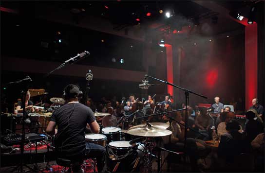 Filou und das Streichtrio Duck Tape Ticket (im Hintergrund) im Dortmunder Jazzclub domicil (Foto: Moritz Möller - Schwerelos Fotografie)