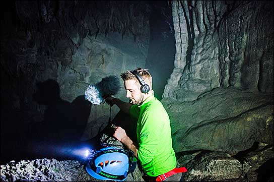 Tonaufnahmen mit dem SPM 8000, HD 25 für das Monitoring - Erik Hinnerdal in einer der riesigen Kammern von Son Doong