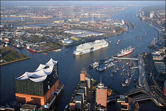 Jede Woche sticht sie von Hamburg aus in See: AIDAprima im Hamburger Hafen (Fotos: Aida Cruises)