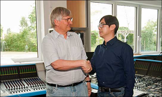 Strategische Zusammenarbeit durch Übernahme: Dr. Helmut Jahne und Advon Tan.