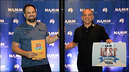 LD Systems auf der NAMM: Links Gabriel O'Brien, Sales Manager bei Larry's Music Center mit Steven Savvides, Präsident der Musical Distributors Group.