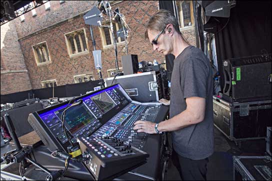 Auf Tour: Tom Howat mit der dLive beim Konzert von Bryan Ferry im Londoner Hampton Court (Foto: Lee Wilkinson).